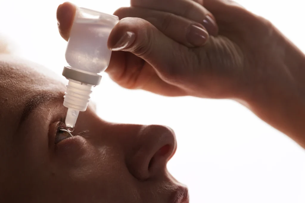 Frasco de lágrimas artificiales para aliviar la sequedad ocular